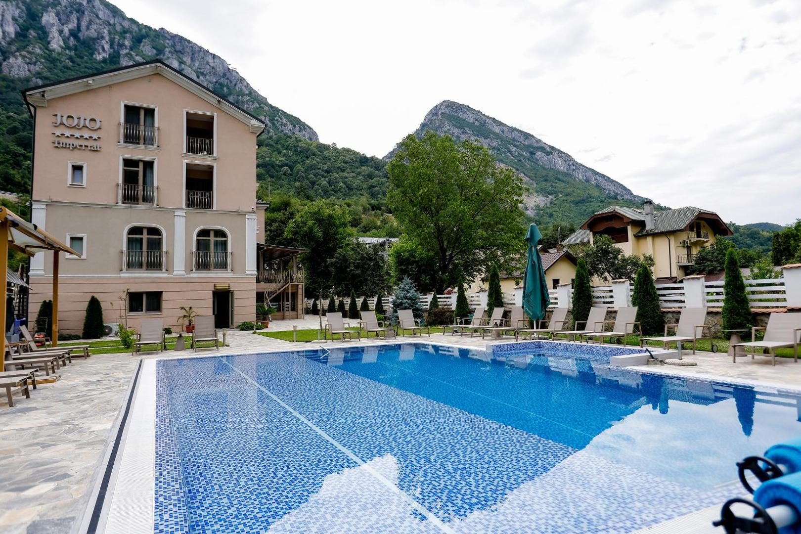 Pensiunea JOJO Imperial – piscina exterioară infinity cu vedere spre munți, Băile Herculane
