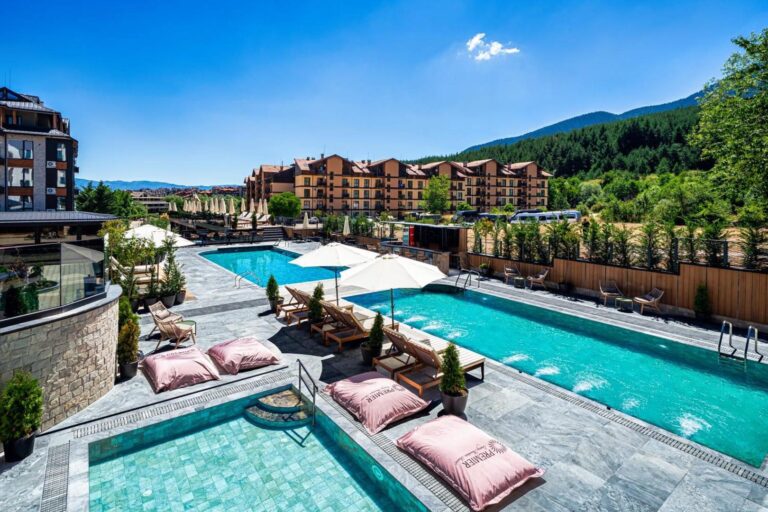 Premier Luxury Mountain Resort – piscina exterioară cu vedere la munte