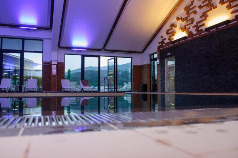 Ruskovets Thermal SPA & Ski Resort – piscina interioară cu vedere la munte