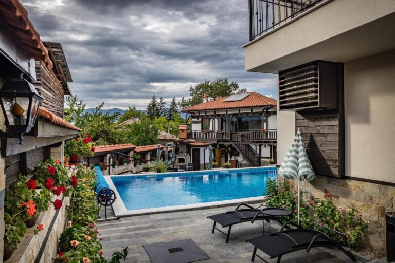 Seven Springs Hotel – piscina exterioară cu clădiri tradiționale bulgărești