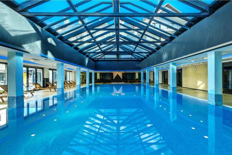Saint George Palace Aparthotel – piscina interioară cu acoperiș panoramic din sticlă