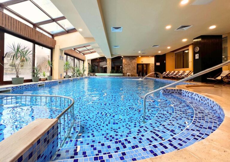 St George Ski & Holiday – piscina interioară cu ferestre panoramice