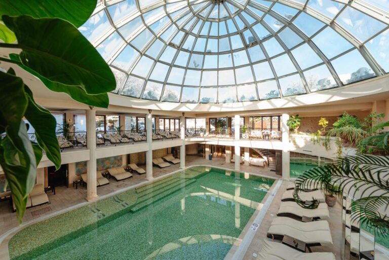 Sungarden Golf & Spa Resort – piscina interioară cu cupolă de sticlă