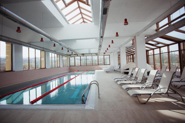 Tci Social Club – piscina interioară încălzită cu apă sărată
