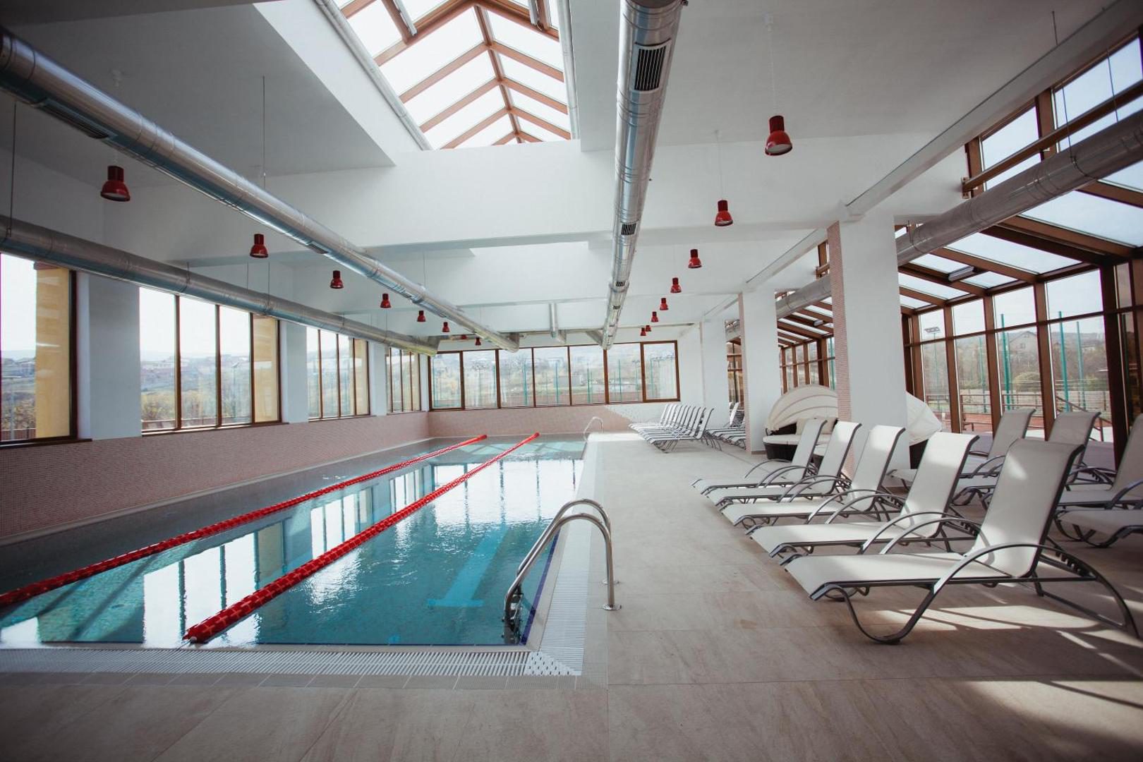 Tci Social Club – piscina interioară încălzită cu apă sărată