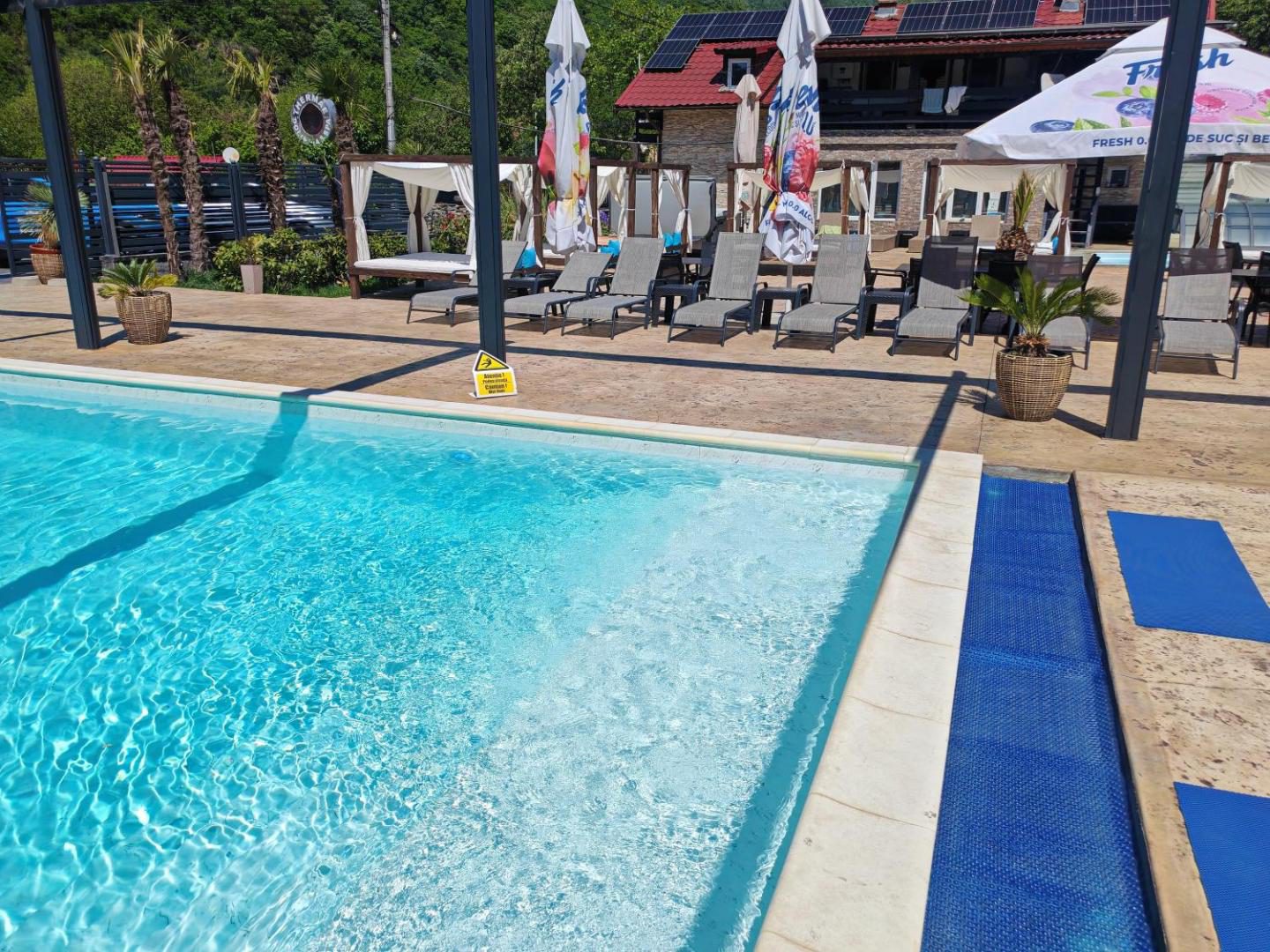 Thermae D'Olimpia – piscina exterioară cu șezlonguri și vedere la munți, Băile Herculane