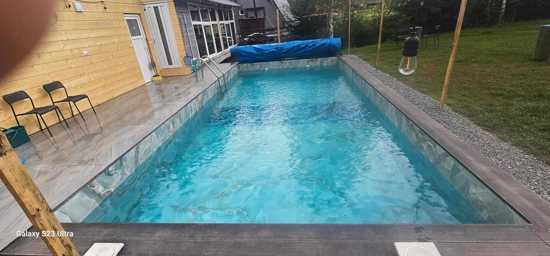 Cabana din Vale Arieșeni – piscina în aer liber de lângă corpul de cazare Cabana din Vale Arieșeni – piscina în aer liber de lângă corpul de cazare