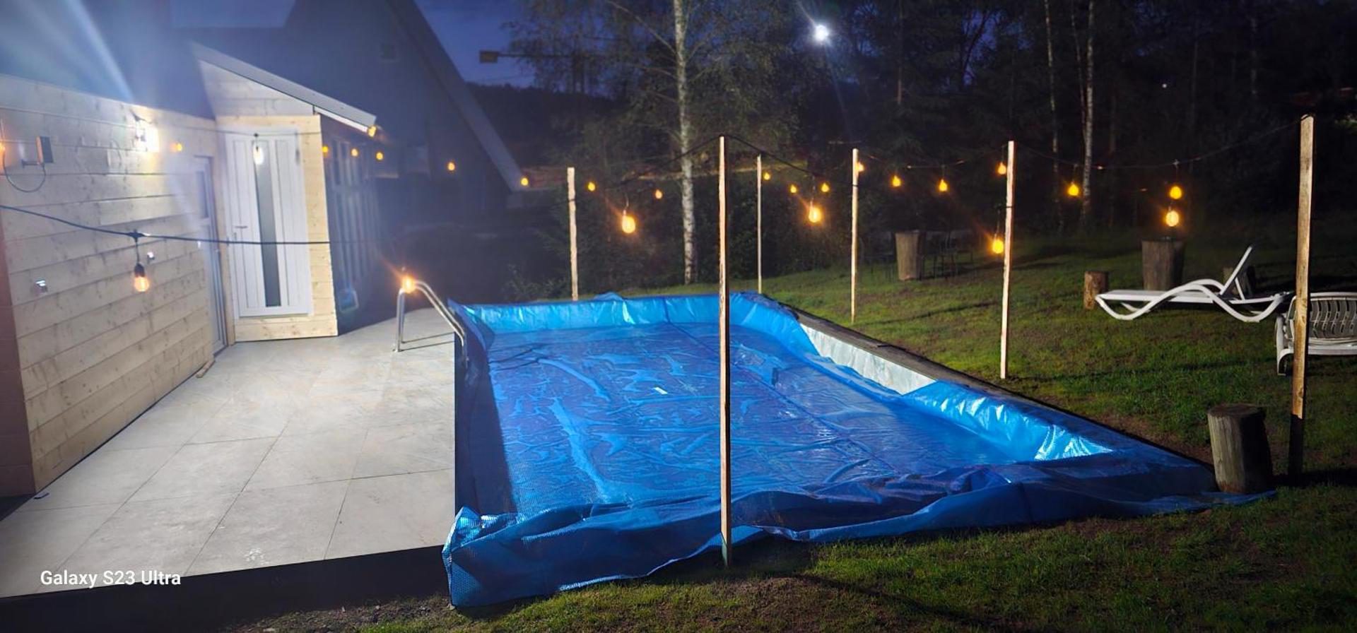 Cabana din Vale Arieșeni – piscina seara, sub ghirlandele de becuri din curte Cabana din Vale Arieșeni – piscina seara, sub ghirlandele de becuri din curte