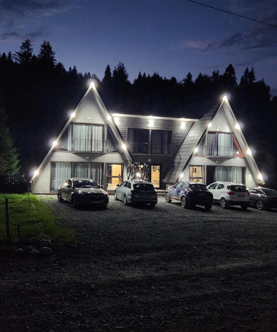 Cabana din Vale Arieșeni – cabanele luminate seara și parcarea proprie Cabana din Vale Arieșeni – cabanele luminate seara și parcarea proprie