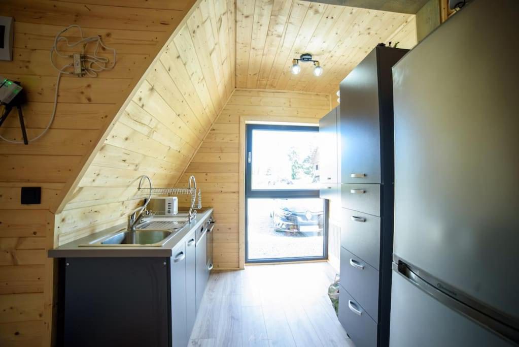 Cabana din Vale Arieșeni – chicineta din cameră, cu frigider, plită și chiuvetă Cabana din Vale Arieșeni – chicineta din cameră, cu frigider, plită și chiuvetă