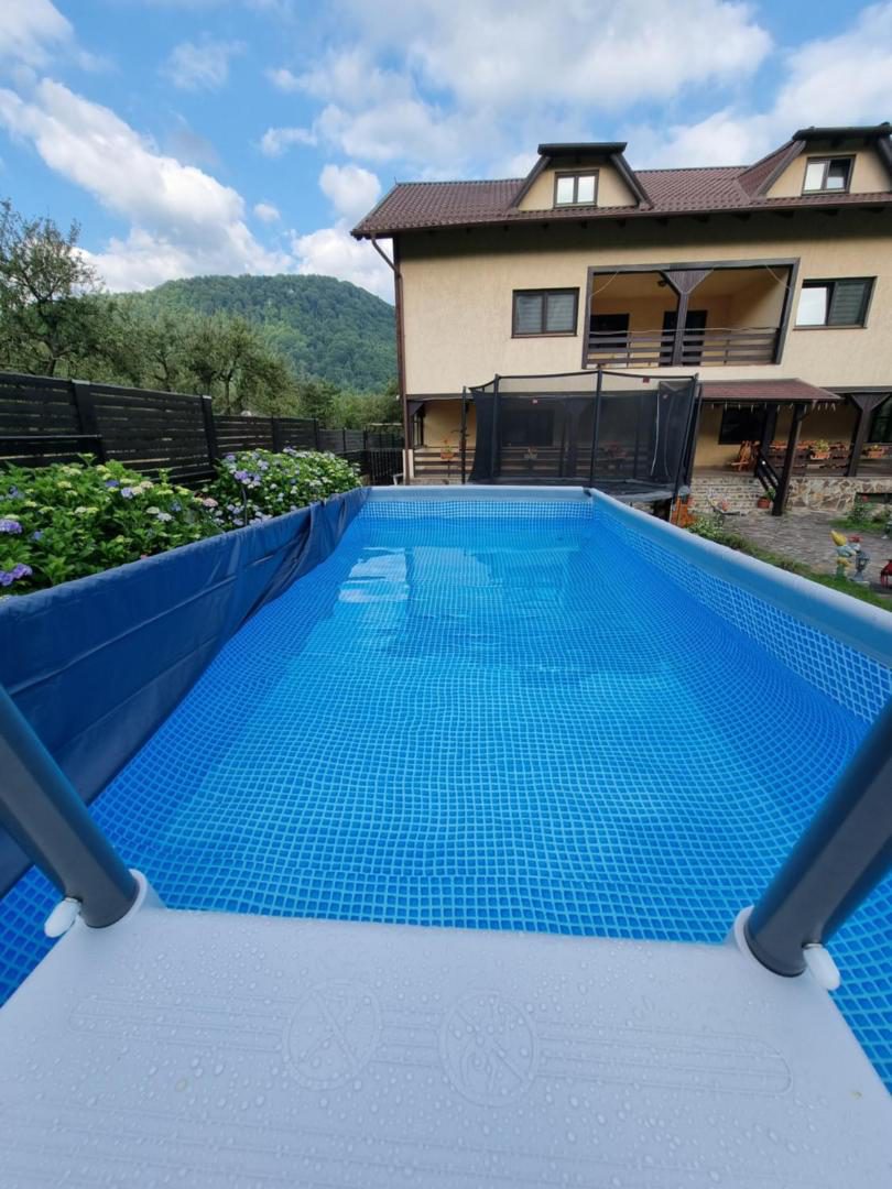 Casa Dracula by ProLex – piscina exterioară cu dealurile Branului în fundal Casa Dracula by ProLex – piscina exterioară cu dealurile Branului în fundal