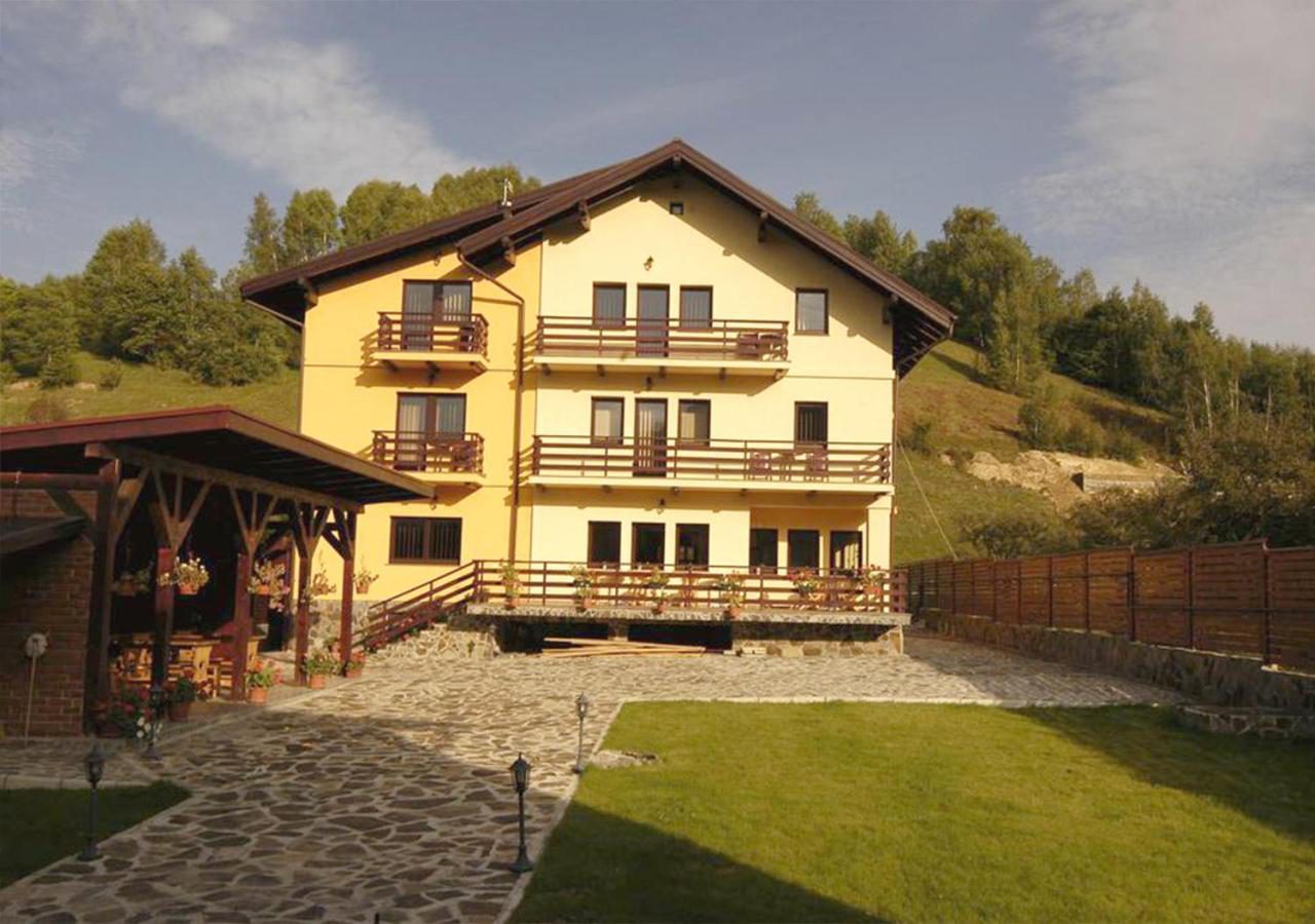 Casa Dracula by ProLex – clădirea pensiunii și curtea din Bran Casa Dracula by ProLex – clădirea pensiunii și curtea din Bran