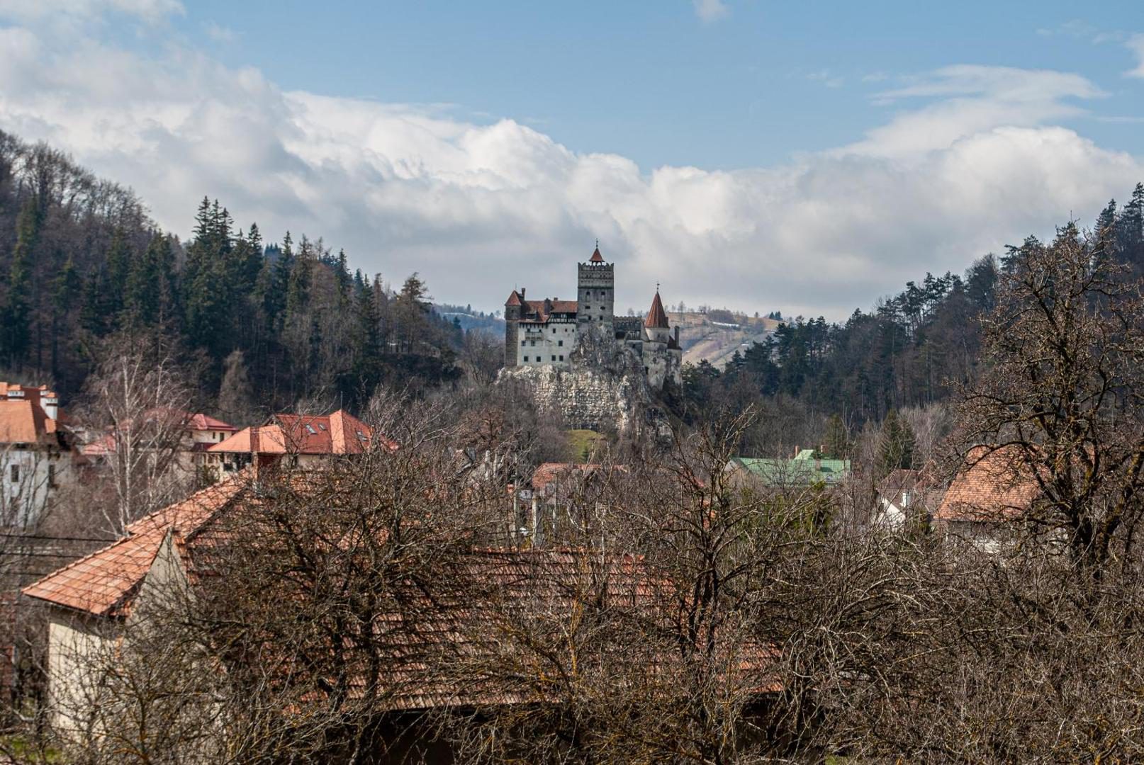 Castelul Bran văzut din zona pensiunii Casa Dracula by ProLex Castelul Bran văzut din zona pensiunii Casa Dracula by ProLex