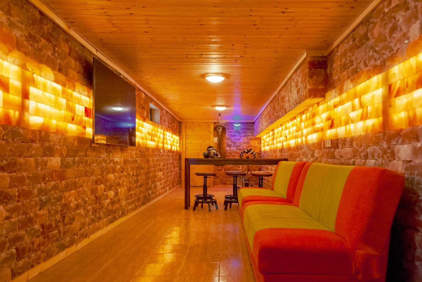 Casa Dracula by ProLex – salina amenajată la subsolul pensiunii Casa Dracula by ProLex – salina amenajată la subsolul pensiunii