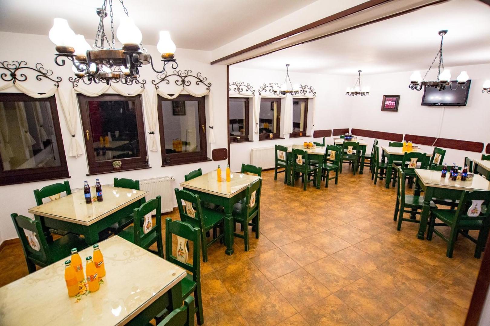 Casa Dracula by ProLex – sala de mese a pensiunii din Bran Casa Dracula by ProLex – sala de mese a pensiunii din Bran