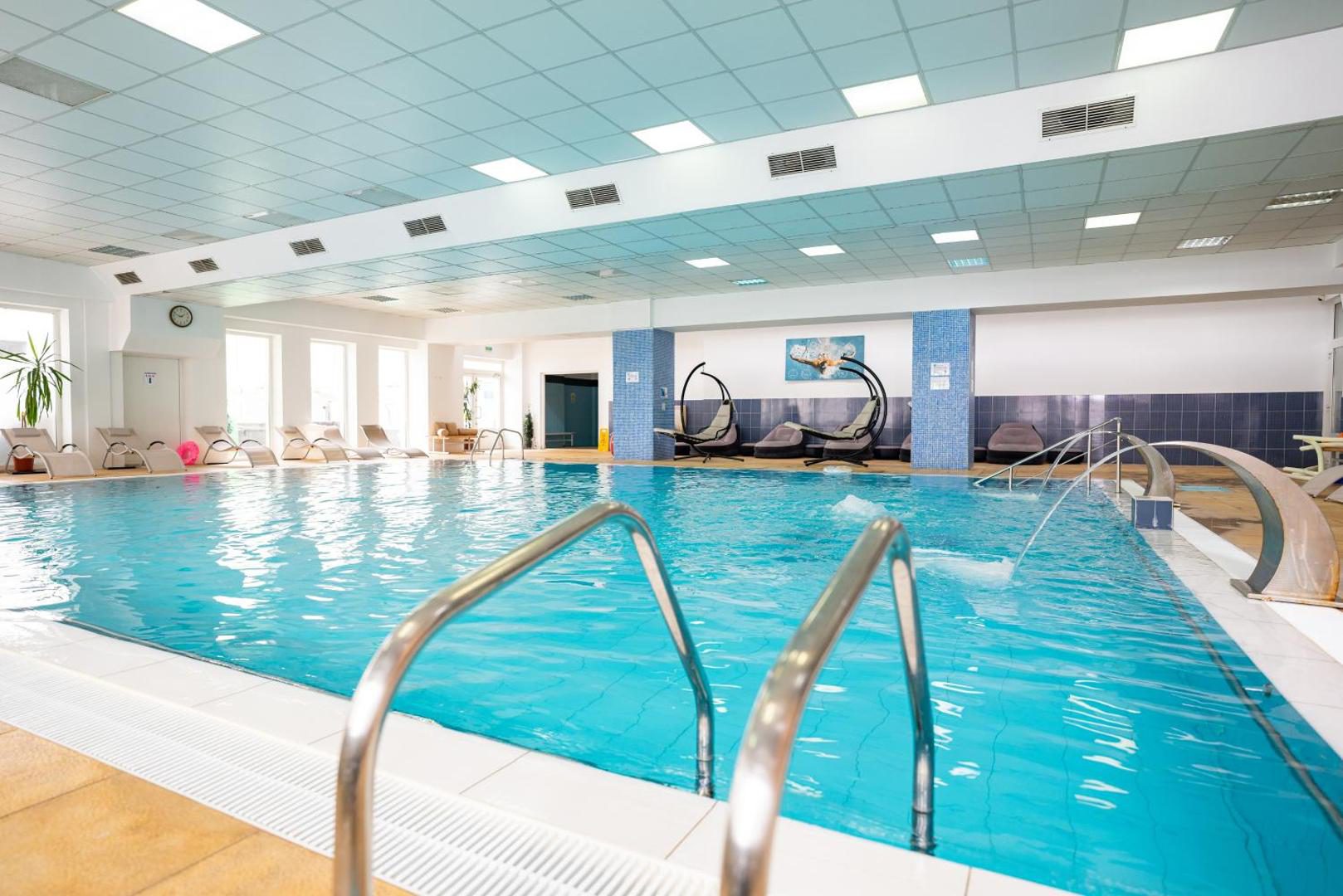 Complex Balnear Covasna – scara de acces în piscina interioară Complex Balnear Covasna – scara de acces în piscina interioară