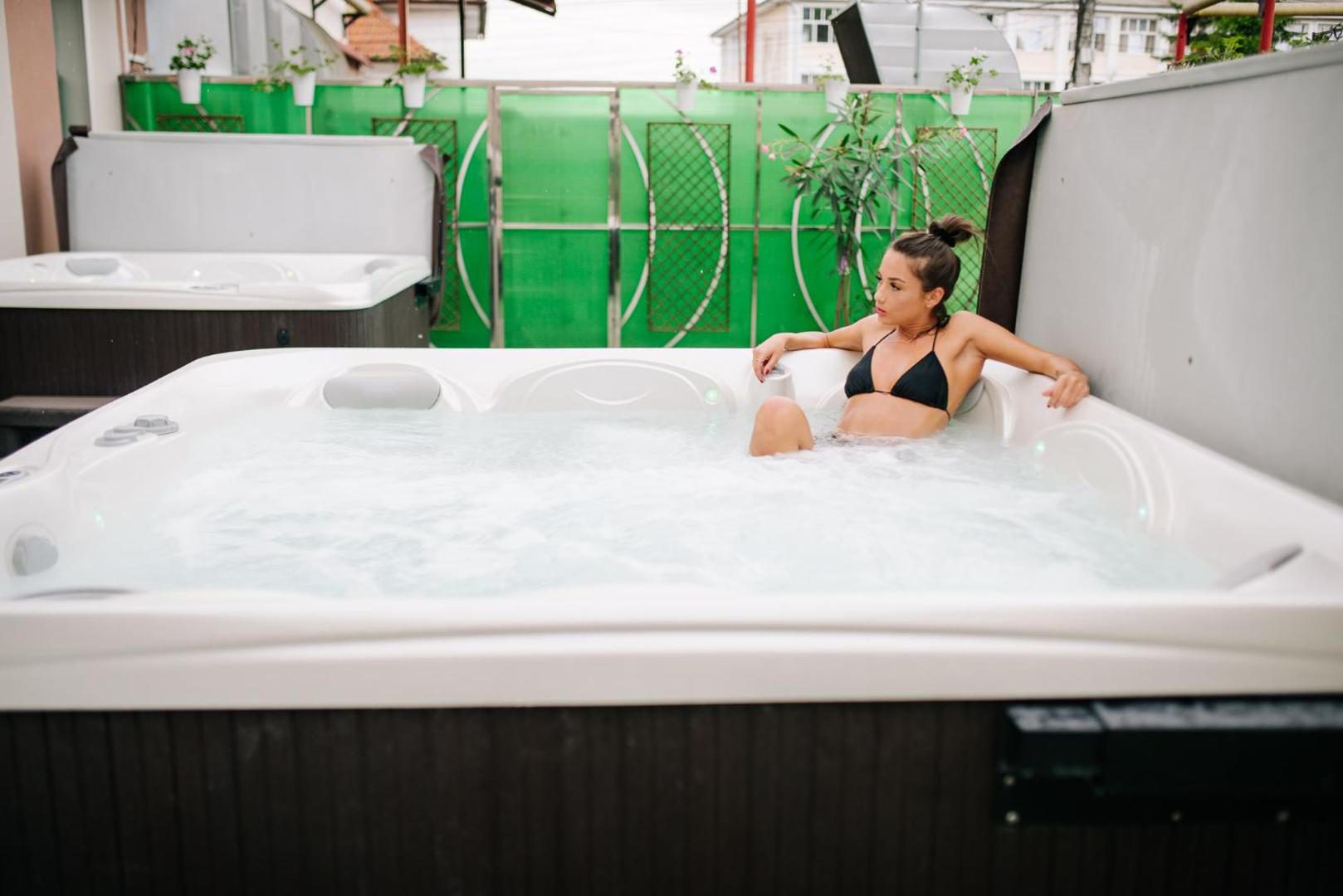 Complex Balnear Covasna – jacuzzi cu apă caldă Complex Balnear Covasna – jacuzzi cu apă caldă