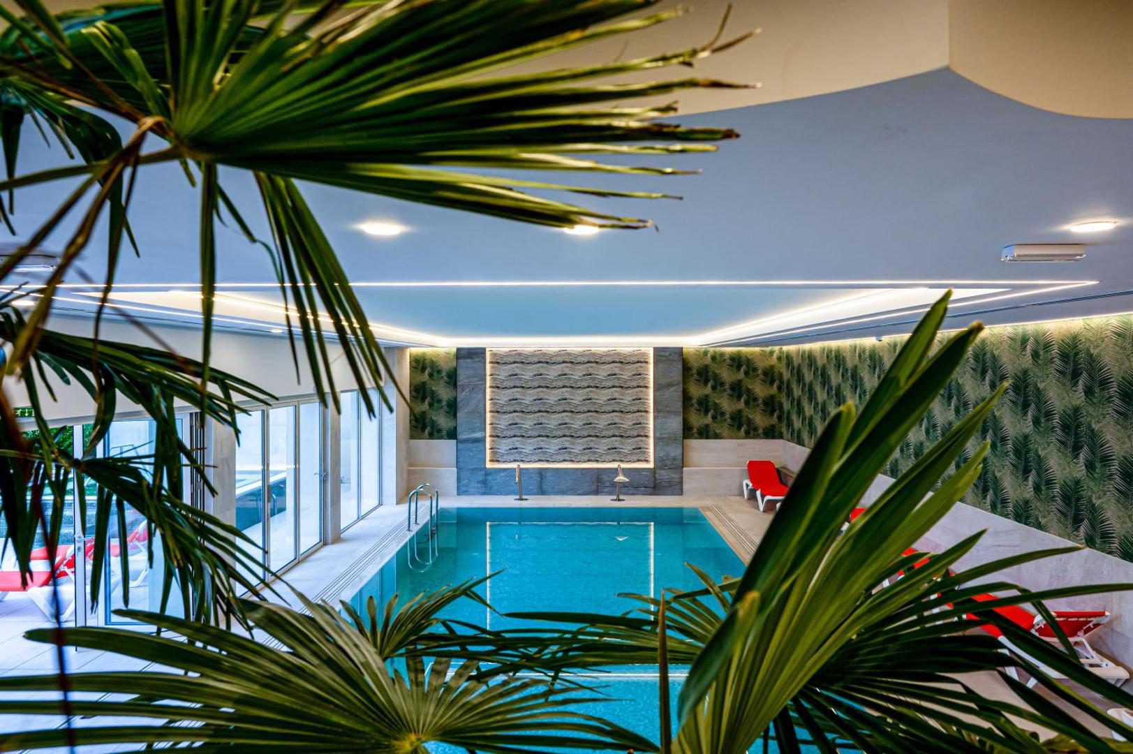 Piscina interioară de la Hotel Carolin, văzută de sus Piscina interioară de la Hotel Carolin, văzută de sus