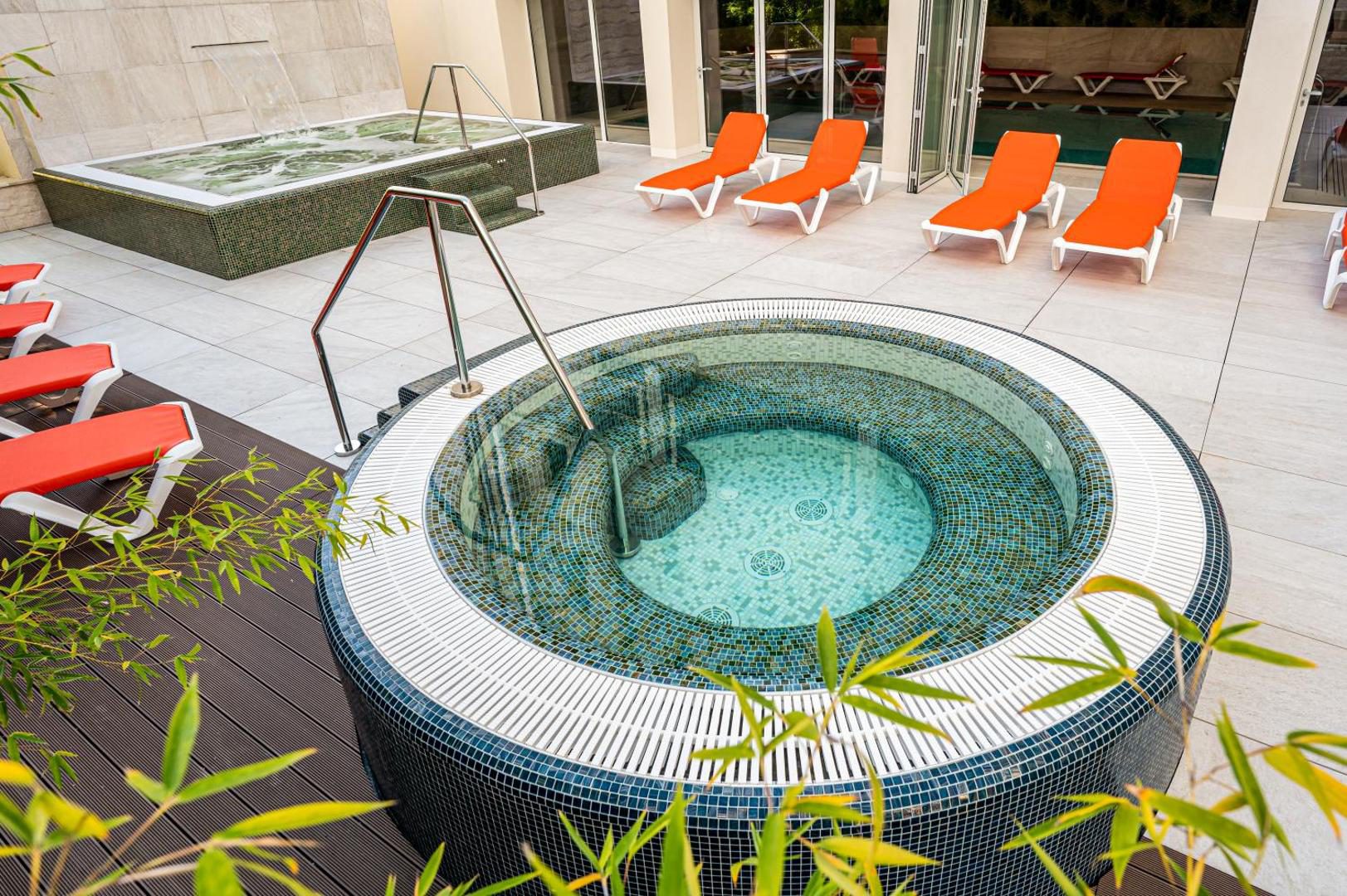 Jacuzzi și bazin cu hidromasaj pe terasa exterioară a Hotel Carolin Jacuzzi și bazin cu hidromasaj pe terasa exterioară a Hotel Carolin