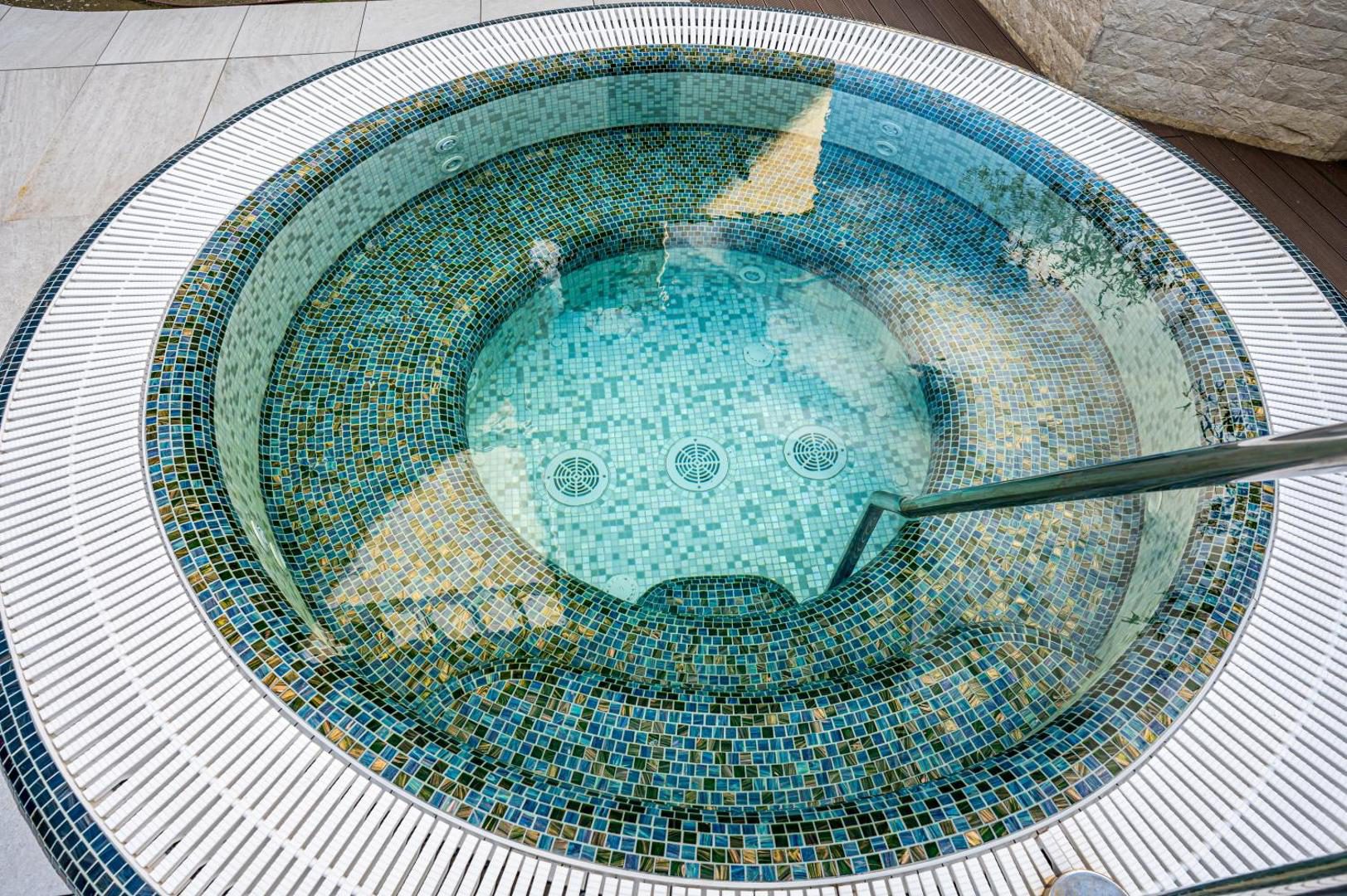 Jacuzzi rotund în aer liber la Hotel Carolin Jacuzzi rotund în aer liber la Hotel Carolin