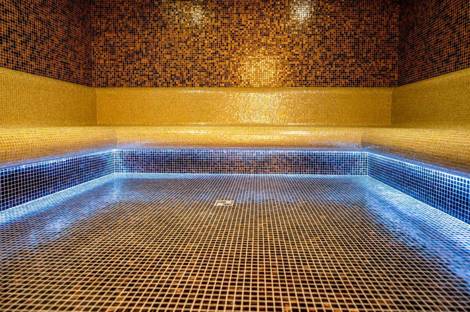 Hamamul placat cu mozaic auriu de la Hotel Carolin Hamamul placat cu mozaic auriu de la Hotel Carolin