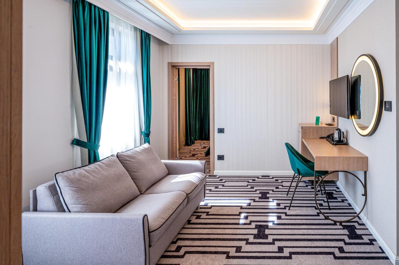 Zonă de living într-o cameră de la Hotel Carolin Zonă de living într-o cameră de la Hotel Carolin