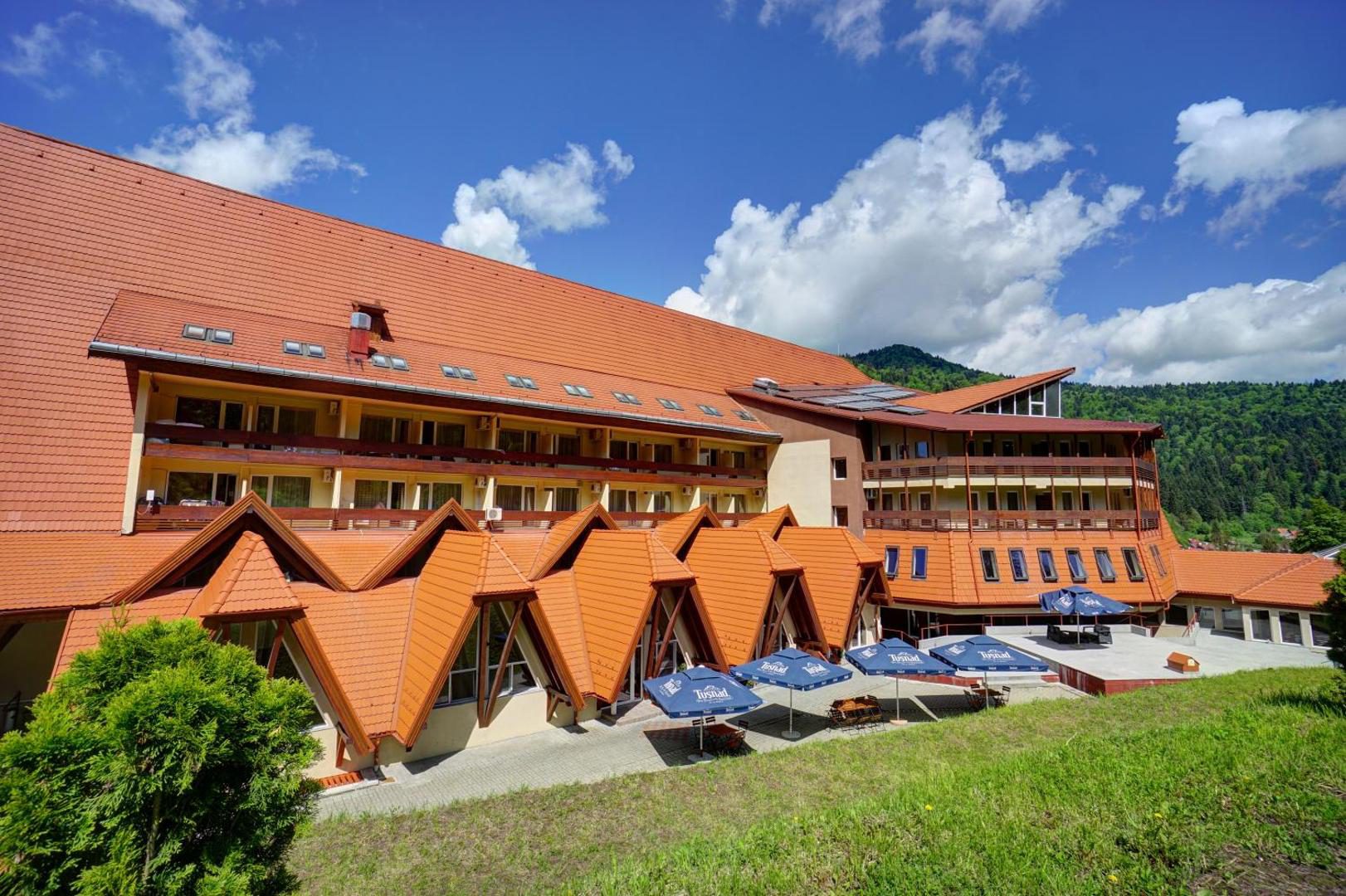 Hotel Ciucaș – clădirea hotelului de 3 stele din Băile Tușnad Hotel Ciucaș – clădirea hotelului de 3 stele din Băile Tușnad