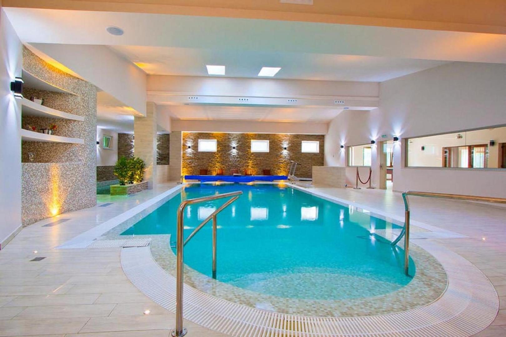 Hotel Orizont Cozia – piscina interioară și zona de bar de la piscină Hotel Orizont Cozia – piscina interioară și zona de bar de la piscină