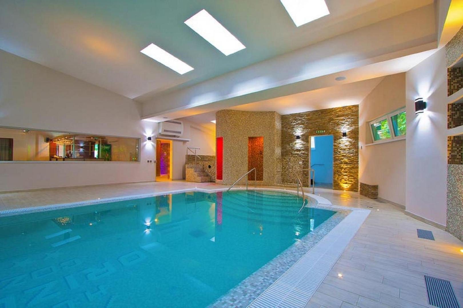Hotel Orizont Cozia – piscina interioară luminată prin luminatoare Hotel Orizont Cozia – piscina interioară luminată prin luminatoare