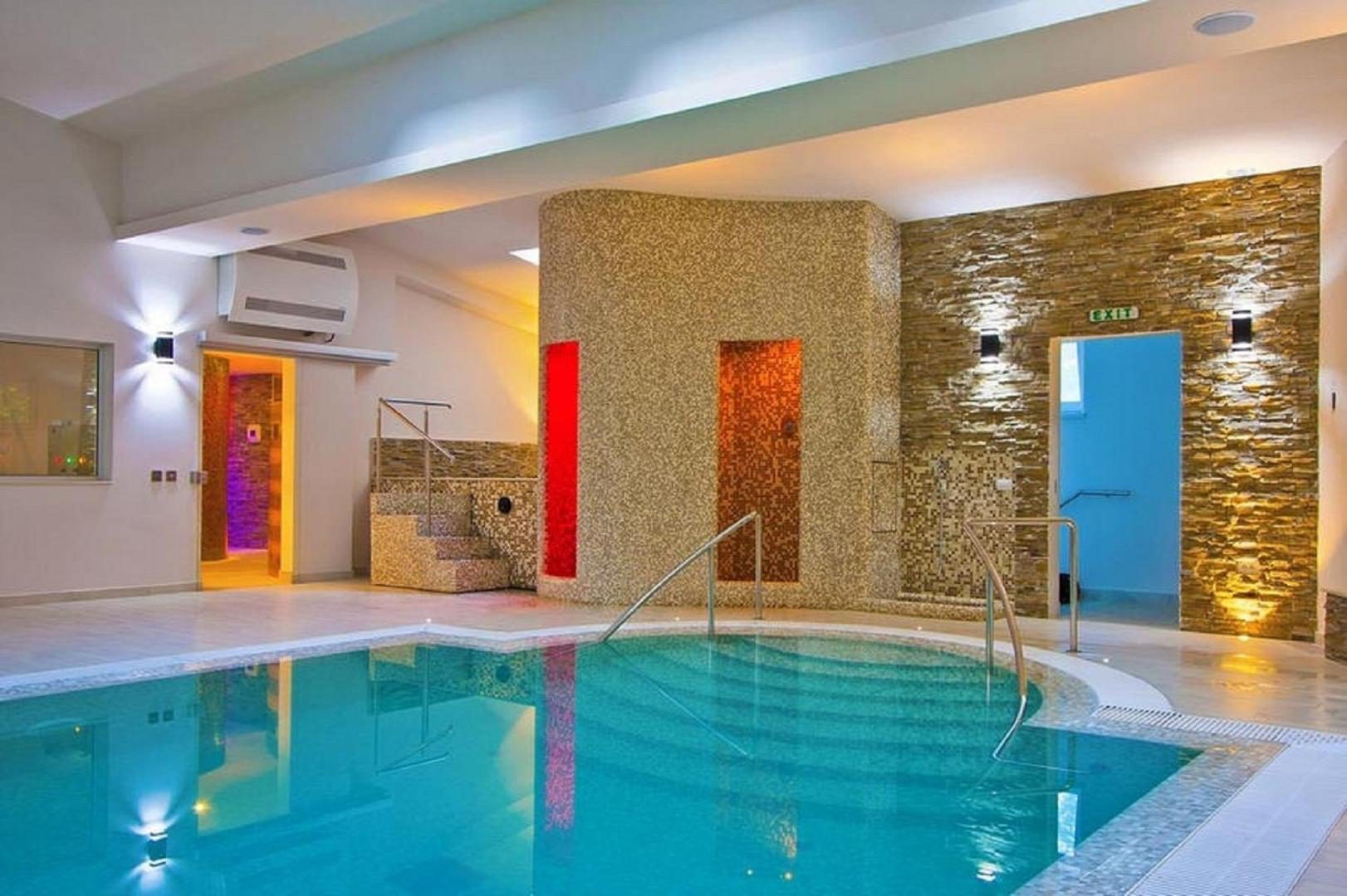 Hotel Orizont Cozia – piscina interioară și intrarea în saune Hotel Orizont Cozia – piscina interioară și intrarea în saune