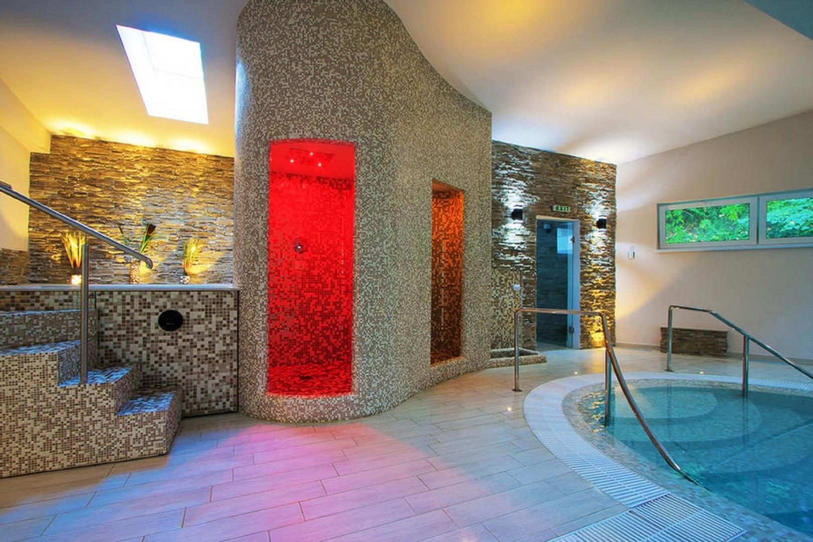 Hotel Orizont Cozia – marginea piscinei și dușurile senzoriale din zona de wellness Hotel Orizont Cozia – marginea piscinei și dușurile senzoriale din zona de wellness