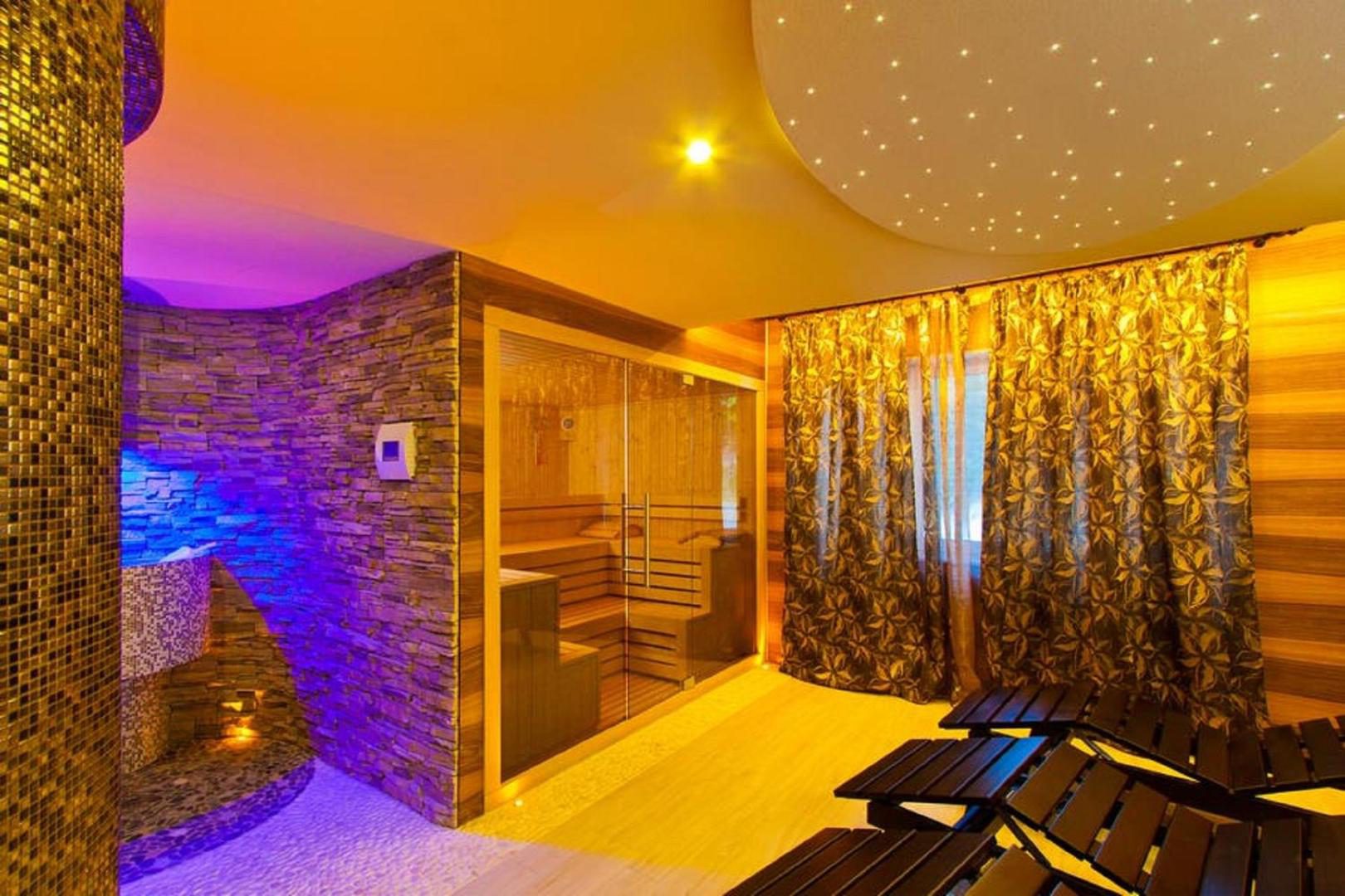 Hotel Orizont Cozia – sauna și zona de relaxare cu șezlonguri Hotel Orizont Cozia – sauna și zona de relaxare cu șezlonguri
