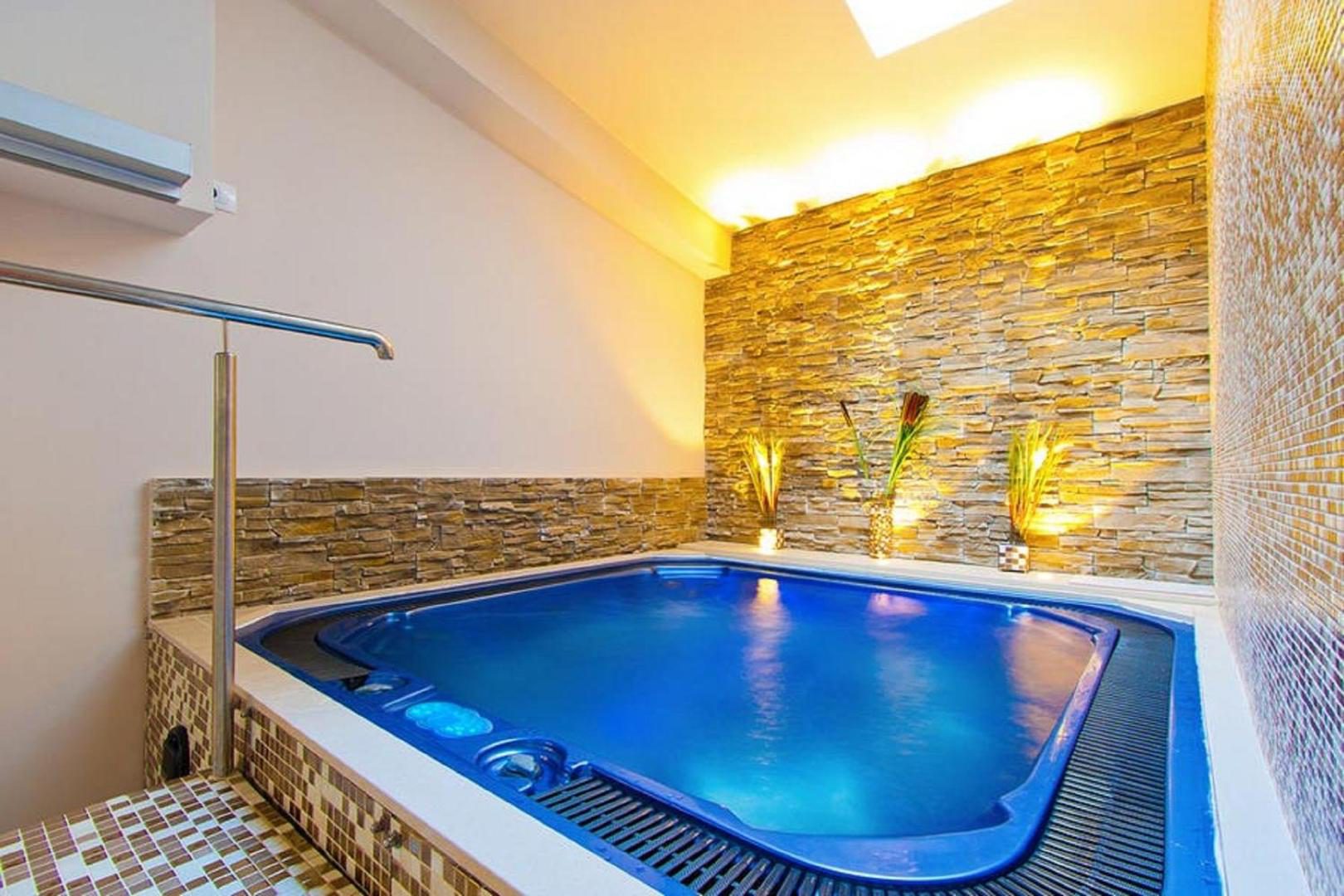 Hotel Orizont Cozia – cada cu hidromasaj din zona de wellness Hotel Orizont Cozia – cada cu hidromasaj din zona de wellness