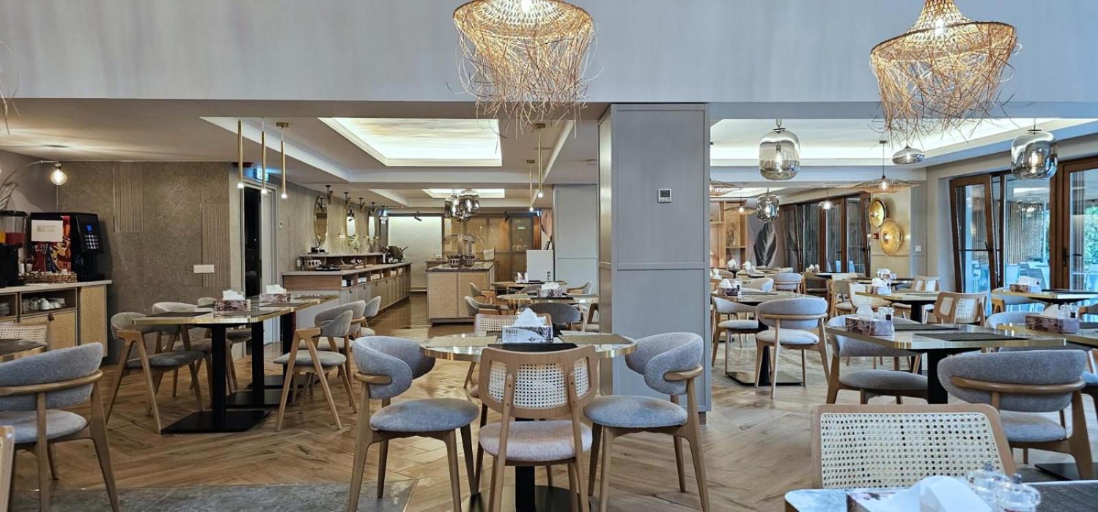 Hotel Orizont Cozia – sala unde se servește micul dejun tip bufet Hotel Orizont Cozia – sala unde se servește micul dejun tip bufet
