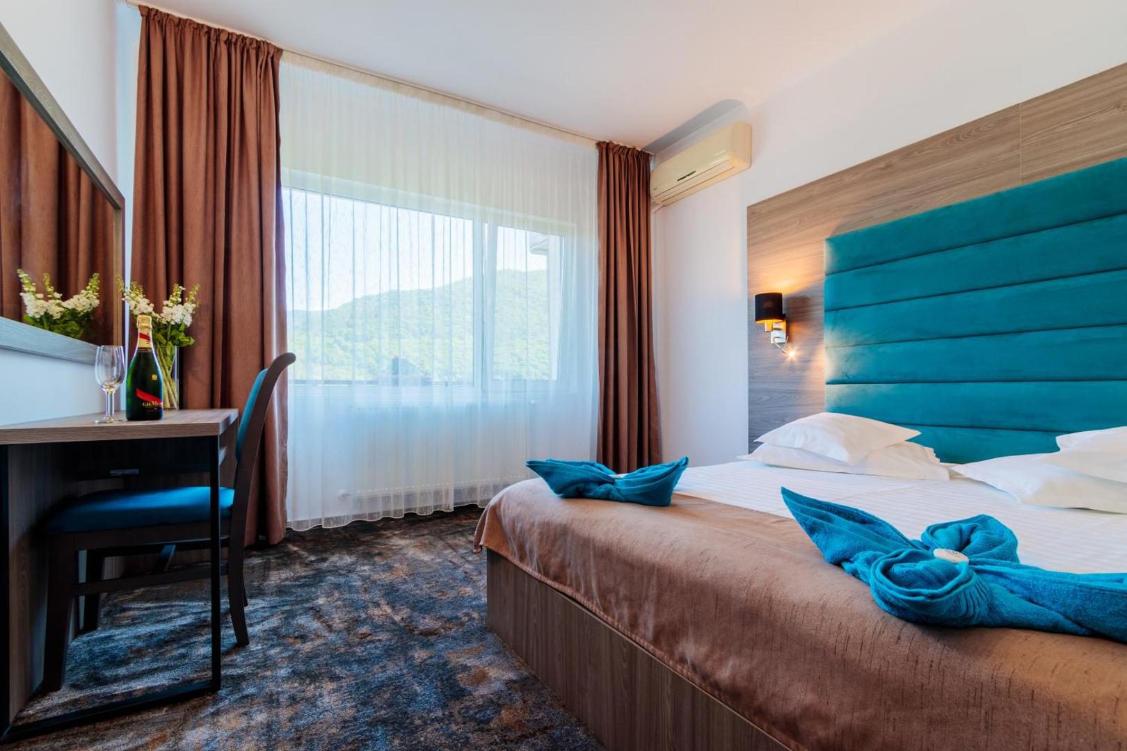 Hotel Orizont Cozia – cameră dublă Hotel Orizont Cozia – cameră dublă