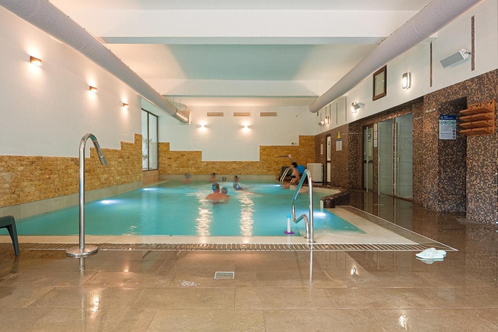 Piscina interioară de la Hotel TISA, Băile Olănești Piscina interioară de la Hotel TISA, Băile Olănești