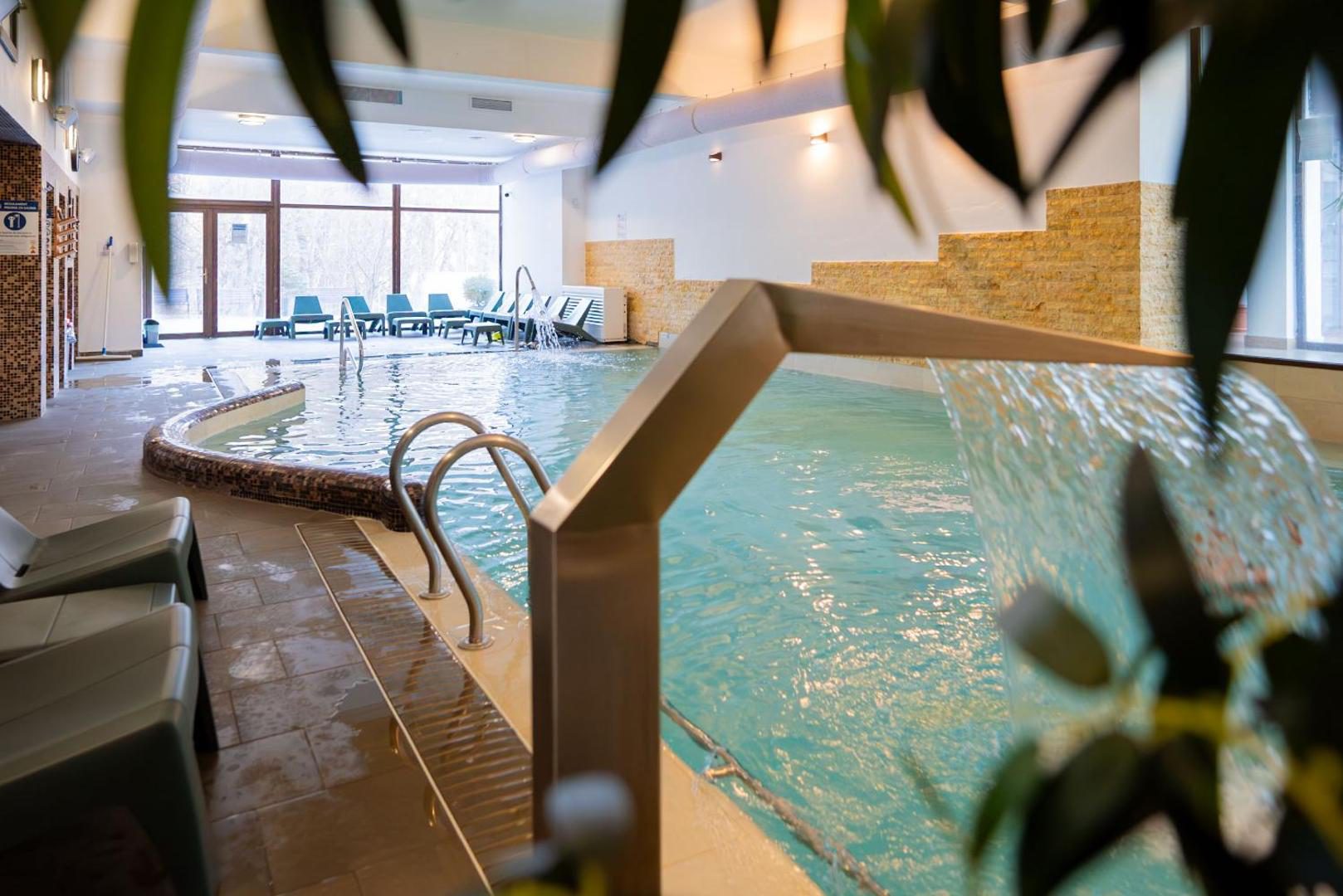 Piscina interioară încălzită de la Hotel TISA, cu jeturi de apă Piscina interioară încălzită de la Hotel TISA, cu jeturi de apă