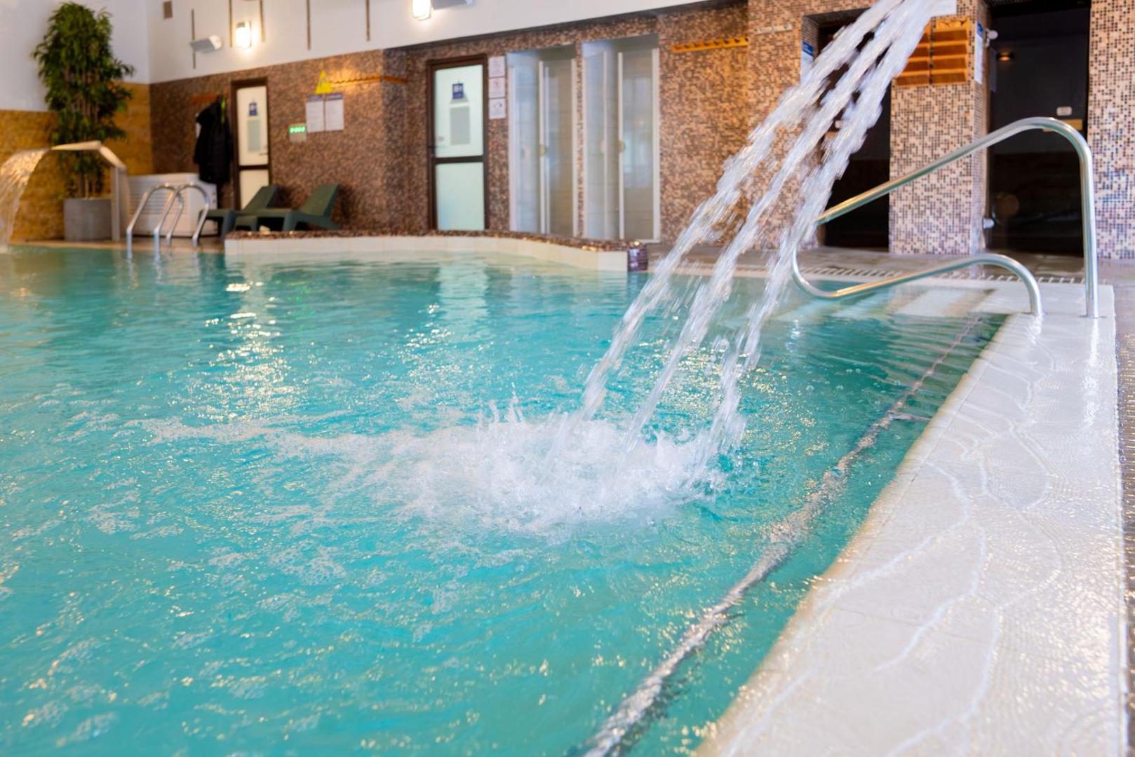 Jeturi de apă în piscina interioară de la Hotel TISA Jeturi de apă în piscina interioară de la Hotel TISA