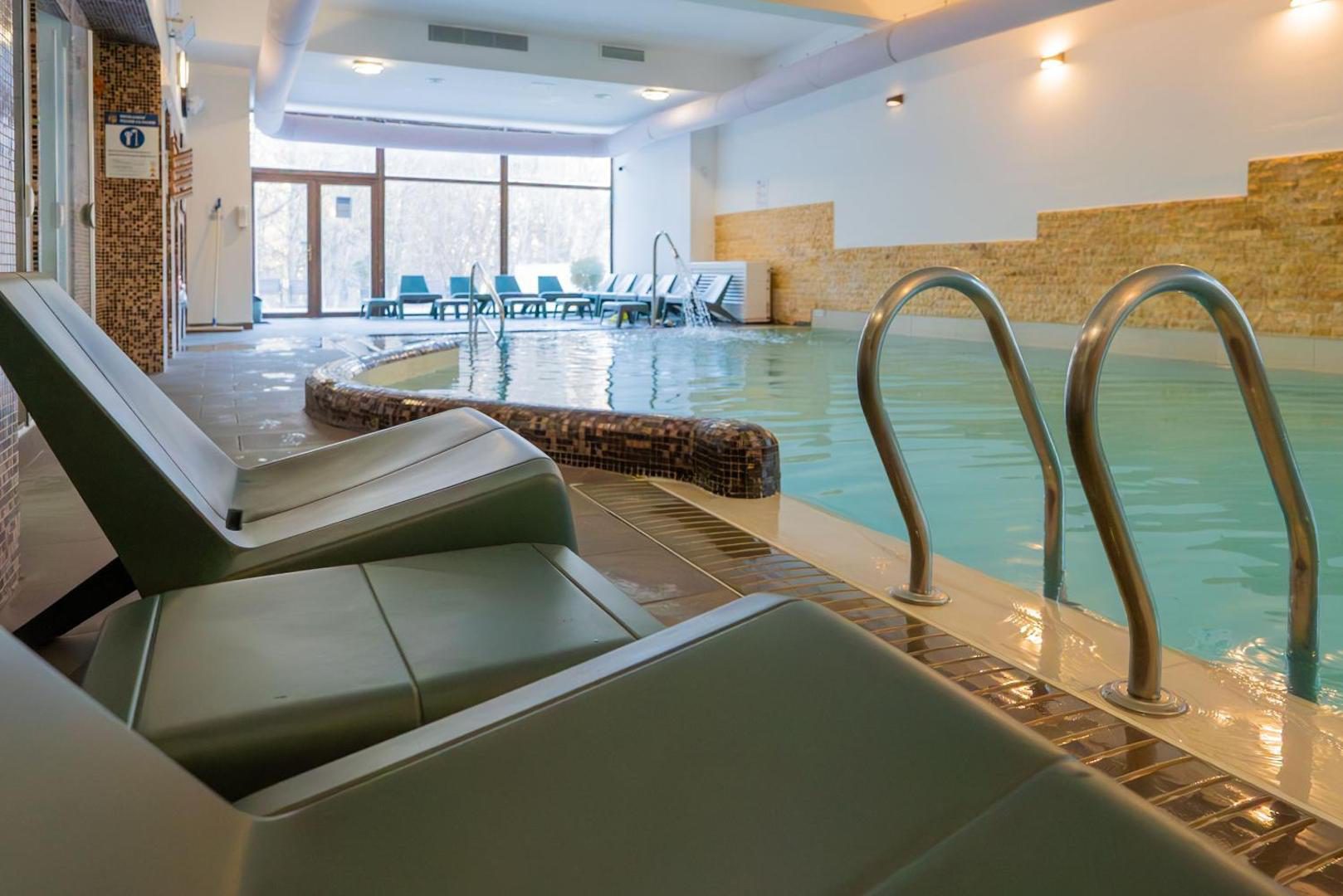 Șezlonguri lângă piscina interioară de la Hotel TISA Șezlonguri lângă piscina interioară de la Hotel TISA