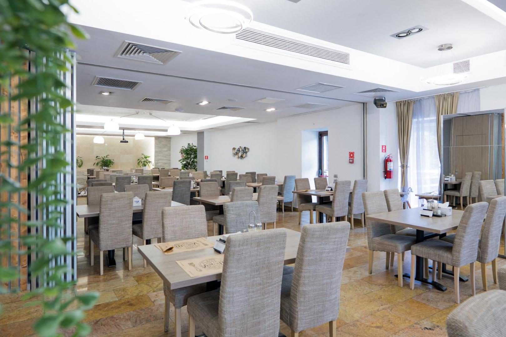 Restaurantul Hotel TISA din Băile Olănești Restaurantul Hotel TISA din Băile Olănești