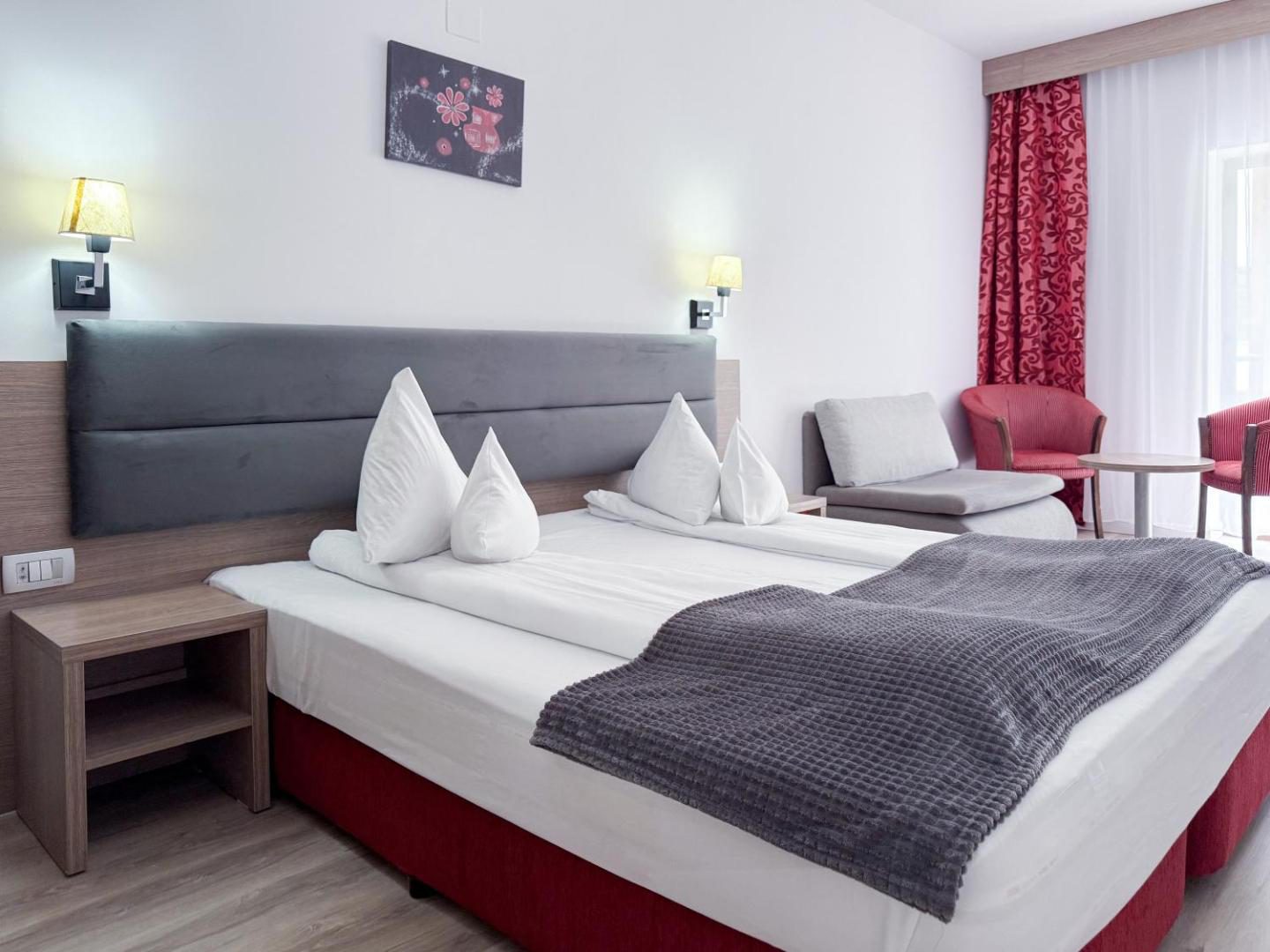 Cameră dublă la Hotel TISA, Băile Olănești Cameră dublă la Hotel TISA, Băile Olănești