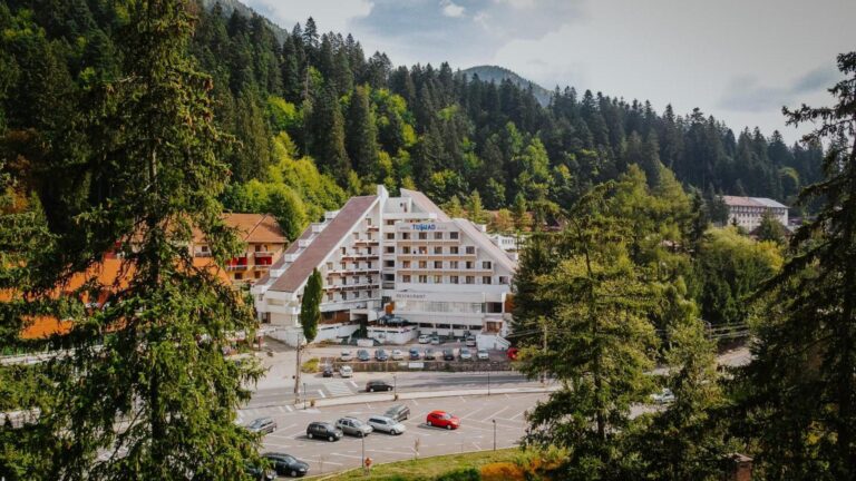 Hotel Tusnad, între brazii din Băile Tușnad