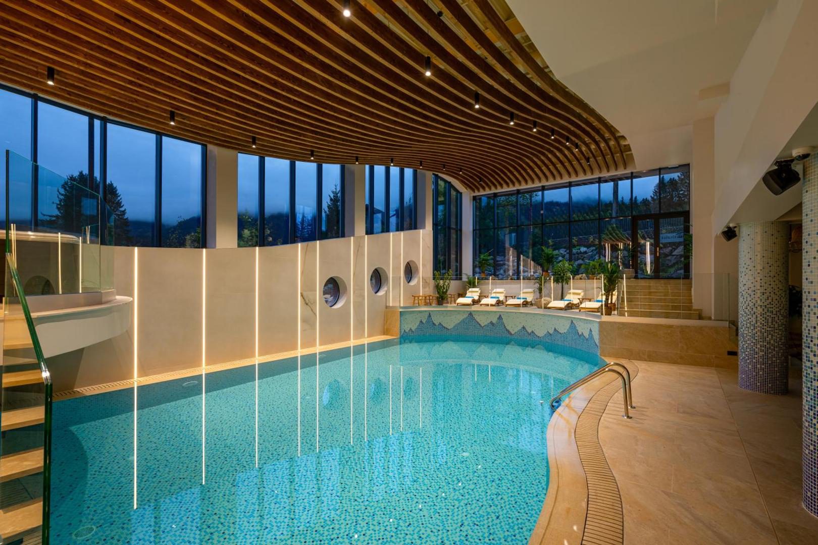 Piscina interioară de la Hotel Valedor Boutique & Spa din Bușteni Piscina interioară de la Hotel Valedor Boutique & Spa din Bușteni