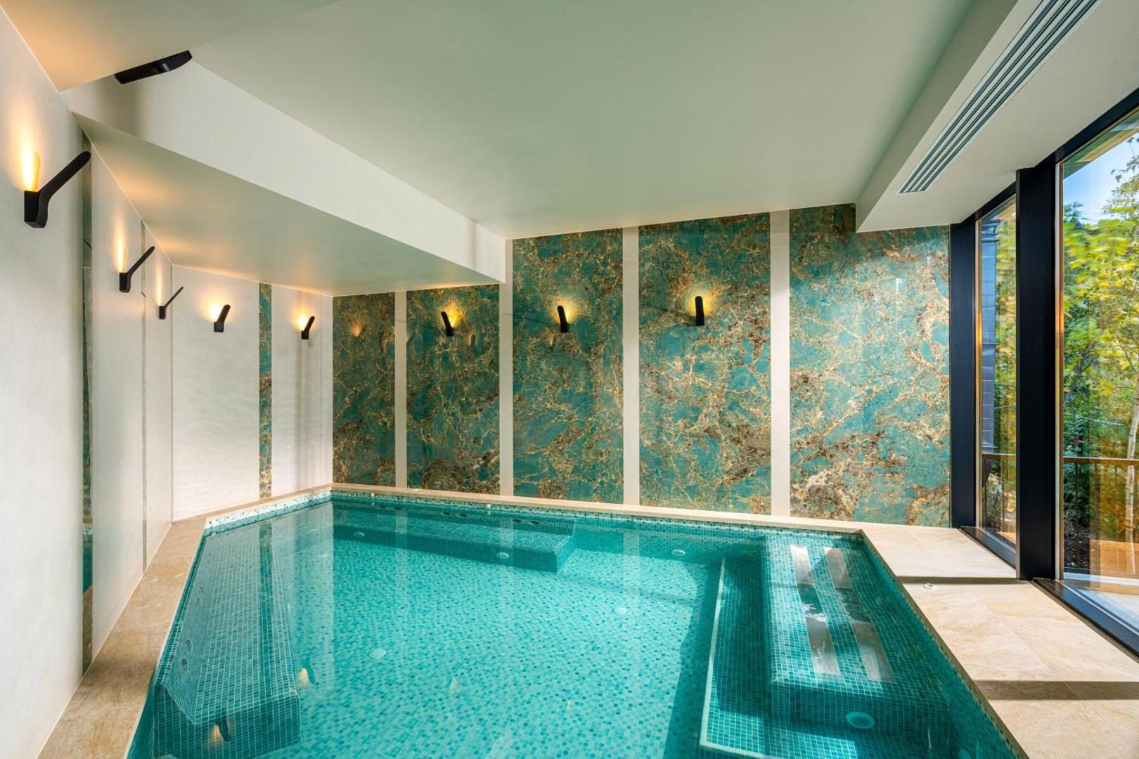 Bazin interior în zona de wellness a hotelului Valedor, Bușteni Bazin interior în zona de wellness a hotelului Valedor, Bușteni