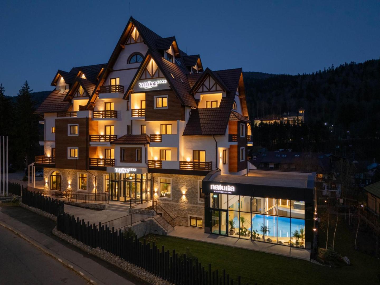 Hotel Valedor Boutique & Spa din Bușteni, văzut seara Hotel Valedor Boutique & Spa din Bușteni, văzut seara