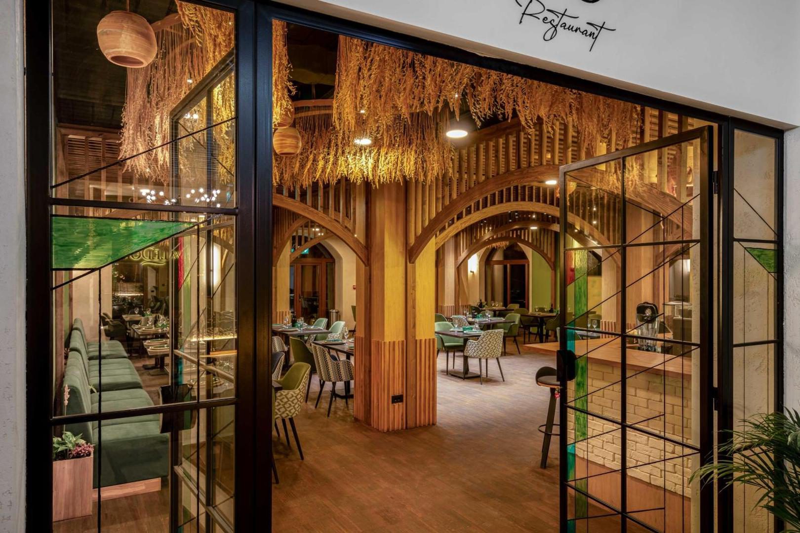 Zona de bar și restaurant a hotelului Valedor din Bușteni Zona de bar și restaurant a hotelului Valedor din Bușteni