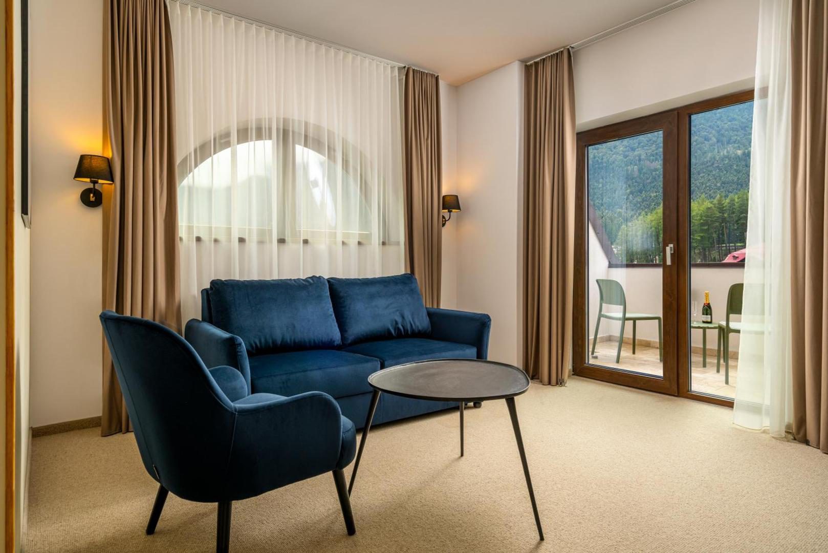 Cameră cu zonă de living la Hotel Valedor Boutique & Spa Cameră cu zonă de living la Hotel Valedor Boutique & Spa
