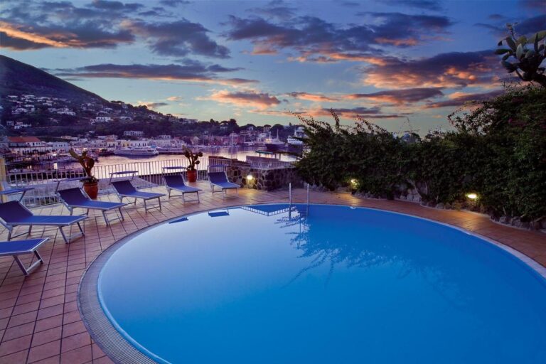 Aragona Palace Hotel & Spa – piscina exterioară de pe acoperiș, cu vedere spre portul din Ischia