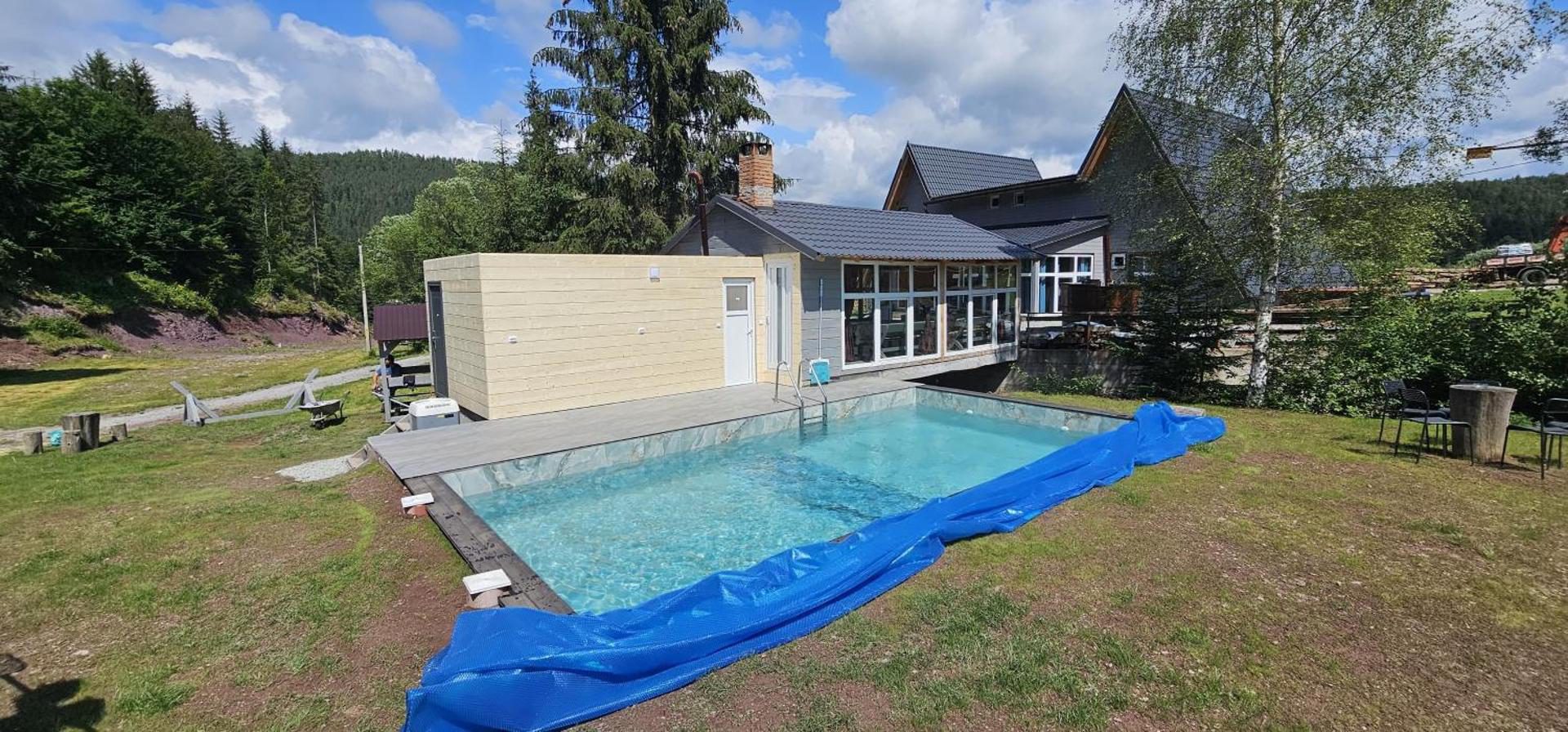 Cabana din Vale Arieșeni – piscina în aer liber din curte, cu pădurea Apusenilor în fundal