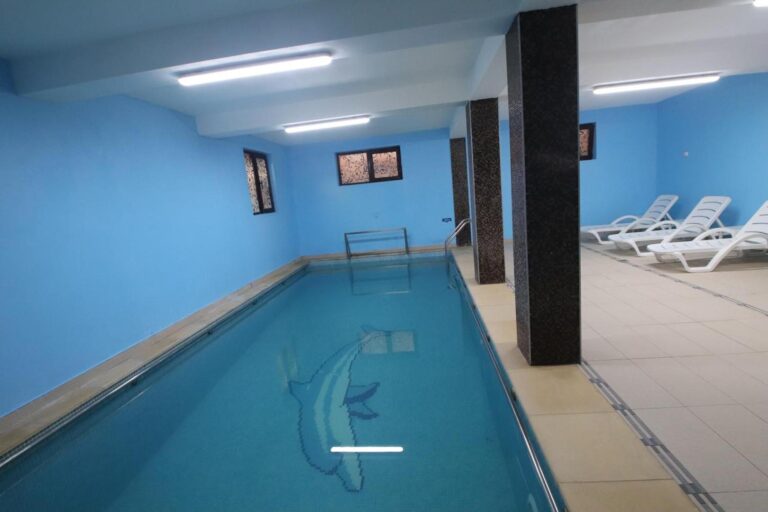 Complex Cochet – piscina interioară încălzită, cu apă sărată